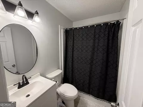 Bath - 208 Pellimore Dr, Warner Robins, GA 31093 photo 1 of 2