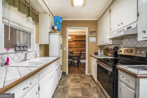 Kitchen - 1083 Hampton Rd, Hampton, GA 30228 photo 1 of 3