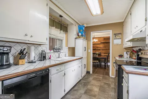 Kitchen - 1083 Hampton Rd, Hampton, GA 30228 photo 3 of 3