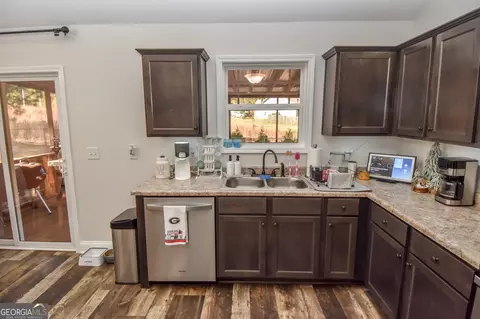 Kitchen - 254 Needleleaf Dr, Barnesville, GA 30204 photo 2 of 4