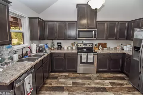 Kitchen - 254 Needleleaf Dr, Barnesville, GA 30204 photo 3 of 4