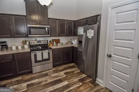 Kitchen - 254 Needleleaf Dr, Barnesville, GA 30204 photo 4 of 4