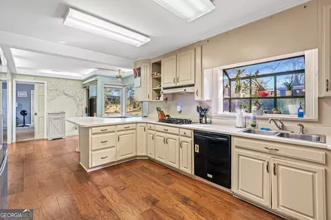 Kitchen - 292 Chenocetah Dr, Cornelia, GA 30531 photo 2 of 5