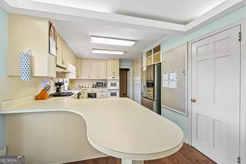 Kitchen - 292 Chenocetah Dr, Cornelia, GA 30531 photo 4 of 5
