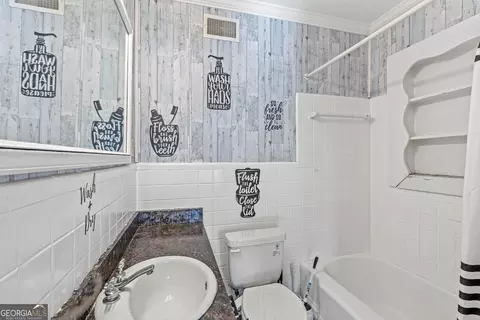 Bath - 292 Chenocetah Dr, Cornelia, GA 30531 photo 3 of 4
