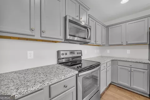 Kitchen - 1065 Hebron Rd, Commerce, GA 30530 photo 7 of 7