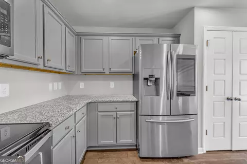 Kitchen - 1065 Hebron Rd, Commerce, GA 30530 photo 4 of 7