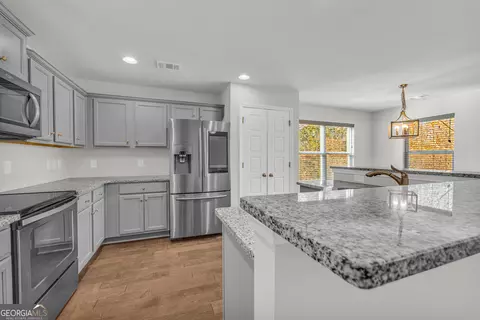 Kitchen - 1065 Hebron Rd, Commerce, GA 30530 photo 6 of 7