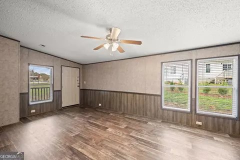 Living - 9 Dons Ct, Royston, GA 30662 photo 1 of 2