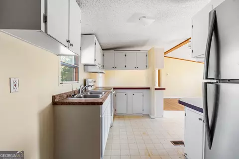 Kitchen - 757 Manhole Rd, Bainbridge, GA 39817 photo 2 of 2