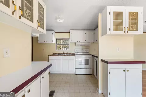 Kitchen - 757 Manhole Rd, Bainbridge, GA 39817 photo 1 of 2