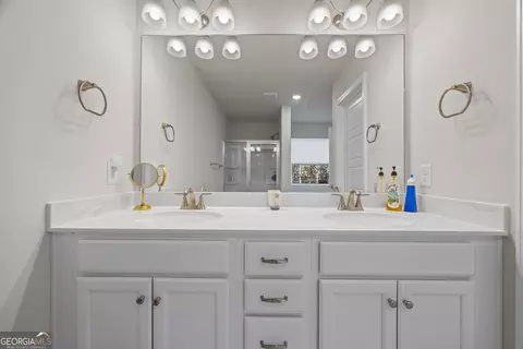 Bath - 321 Quail Forest Cir, Toccoa, GA 30577 photo 1 of 3