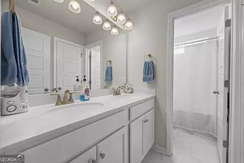 Bath - 321 Quail Forest Cir, Toccoa, GA 30577 photo 2 of 3