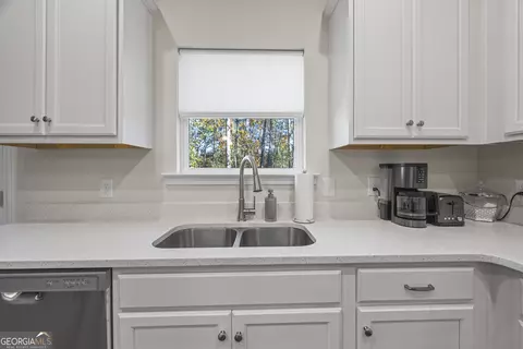 Kitchen - 321 Quail Forest Cir, Toccoa, GA 30577 photo 6 of 9