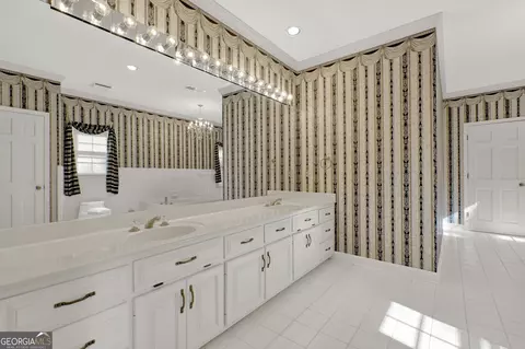 Bath - 104 E Valley Rd NE, Rydal, GA 30171 photo 3 of 7
