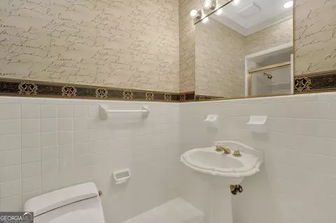 Bath - 104 E Valley Rd NE, Rydal, GA 30171 photo 6 of 7