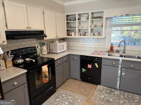 Kitchen - 504 Payne Pl, Dublin, GA 31021 photo 2 of 4