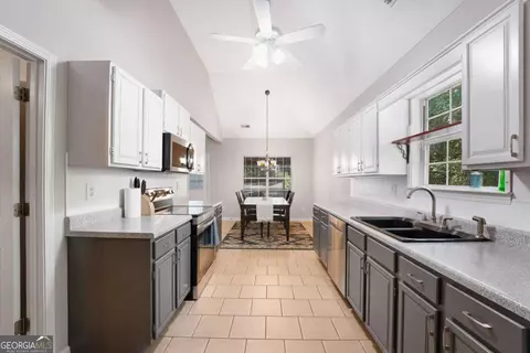 Entry Way - 101 Apache Pointe Dr, Senoia, GA 30276 photo 1 of 2