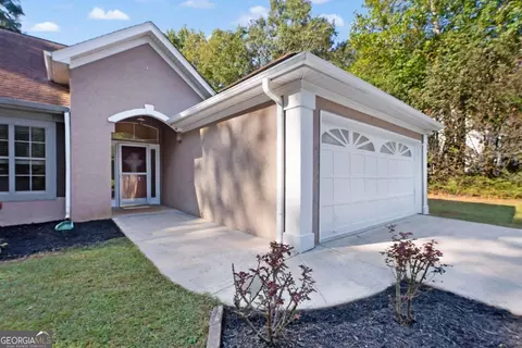 Exterior - 101 Apache Pointe Dr, Senoia, GA 30276 photo 3 of 9