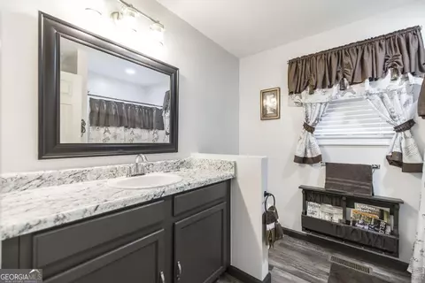 Bath - 401 Pine St, Dublin, GA 31021 photo 1 of 2
