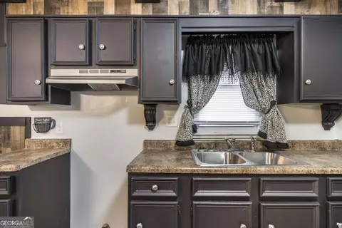Kitchen - 401 Pine St, Dublin, GA 31021 photo 2 of 2