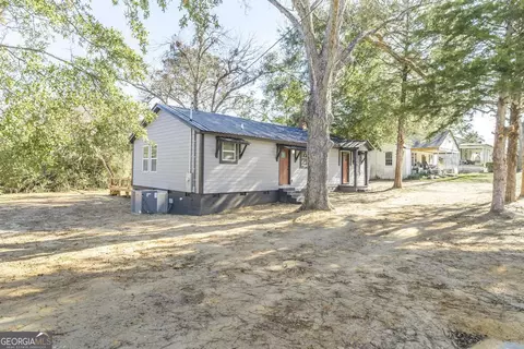 Exterior - 401 Pine St, Dublin, GA 31021 photo 1 of 4