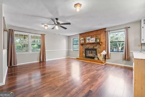 Living - 205 Thorpe Rd, Jackson, GA 30233 photo 2 of 5