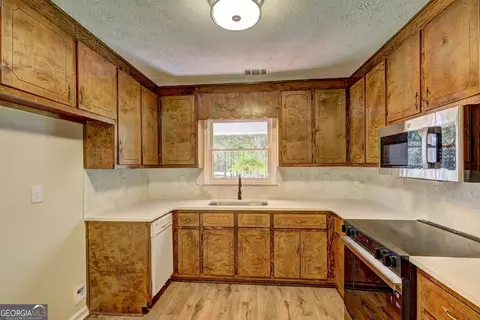 Kitchen - 586 Higgins Rd, Jackson, GA 30233 photo 2 of 4