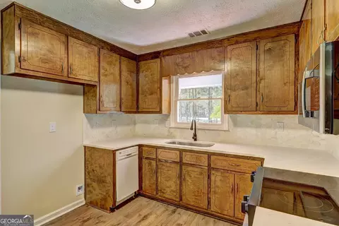 Kitchen - 586 Higgins Rd, Jackson, GA 30233 photo 3 of 4