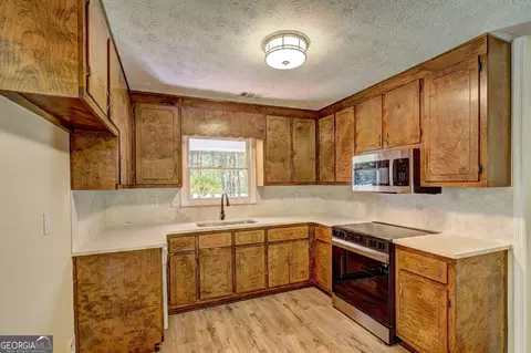 Kitchen - 586 Higgins Rd, Jackson, GA 30233 photo 1 of 4