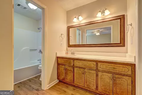 Bath - 586 Higgins Rd, Jackson, GA 30233 photo 2 of 5