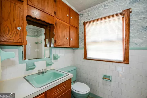 Bath - 324 Northside Dr, Jasper, GA 30143 photo 4 of 6