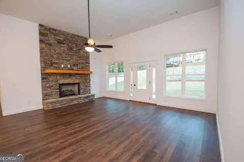 Living - 108 Spring Valley Dr, Lagrange, GA 30240 photo 2 of 6