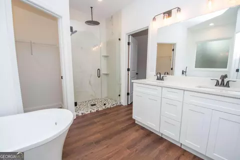 Bath - 108 Spring Valley Dr, Lagrange, GA 30240 photo 1 of 2