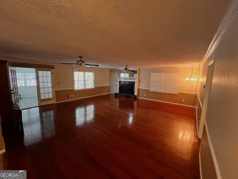 Living - 24 N Brooks Rd, Lagrange, GA 30240 photo 2 of 4