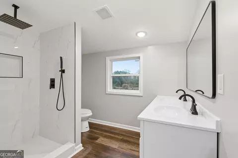 Bath - 1499 E Tugalo St, Toccoa, GA 30577 photo 6 of 11