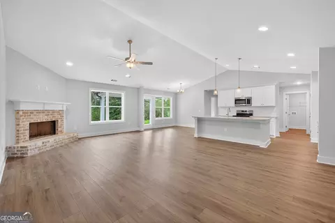 Living - 435 Watson Rd, Winder, GA 30680 photo 2 of 5