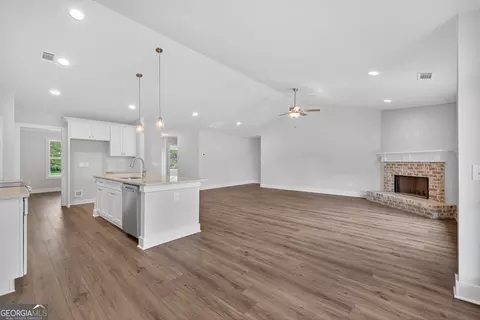Living - 435 Watson Rd, Winder, GA 30680 photo 4 of 5