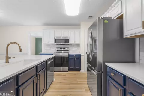 Kitchen - 118 Woodstream Trl, Lagrange, GA 30240 photo 2 of 4