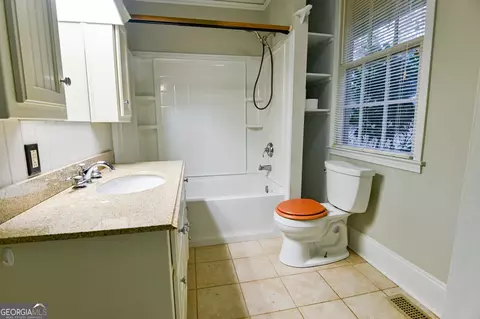 Bath - 458 Haley Rd, Jackson, GA 30233 photo 2 of 3