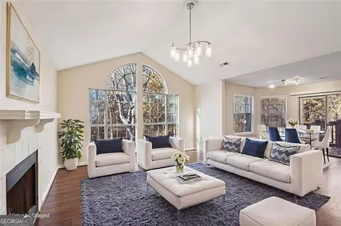 909 Wentworth Ct, Alpharetta, GA 30022