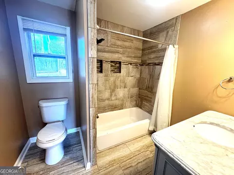 Bath - 5609 Oconee St, Lula, GA 30554 photo 1 of 1