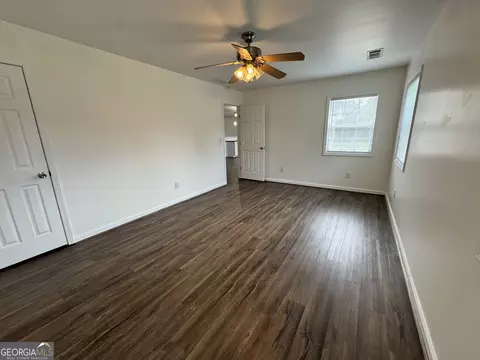 Living - 539 Levi Barnes Rd, Jackson, GA 30233 photo 4 of 4