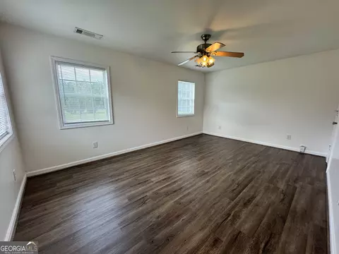 Living - 539 Levi Barnes Rd, Jackson, GA 30233 photo 3 of 4