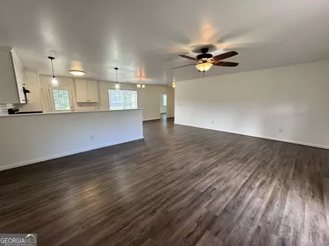 Living - 539 Levi Barnes Rd, Jackson, GA 30233 photo 2 of 4