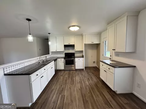 Kitchen - 539 Levi Barnes Rd, Jackson, GA 30233 photo 2 of 2