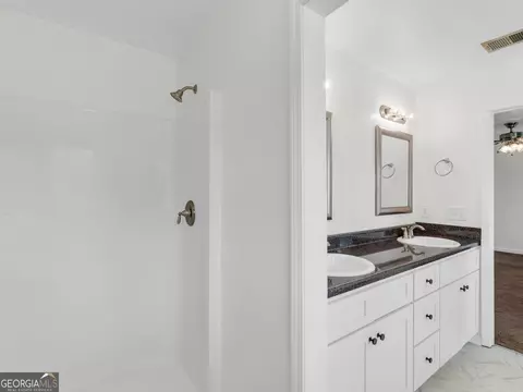 Bath - 539 Levi Barnes Rd, Jackson, GA 30233 photo 2 of 4