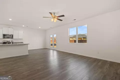 Living - 209 Cattle Dr, Perry, GA 31069 photo 2 of 4