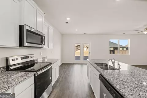 Kitchen - 209 Cattle Dr, Perry, GA 31069 photo 2 of 3