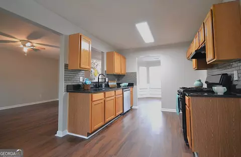 Kitchen - 916 Brisley Cir, Hampton, GA 30228 photo 4 of 5